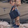 Soldat som holder et Flexibatt batteri