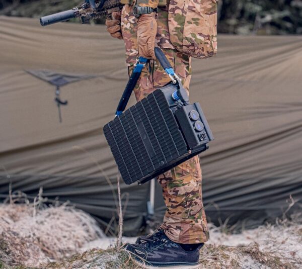 Soldat som holder et Flexibatt batteri