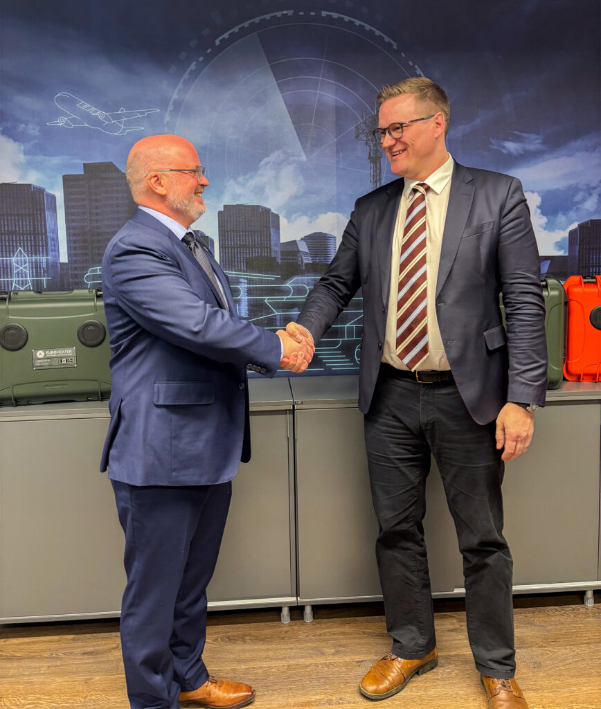 COO John Inge Øglænd from Euroheater shaking hands with Toni Piispa, Director of Authorities and Industry Branch in Millog