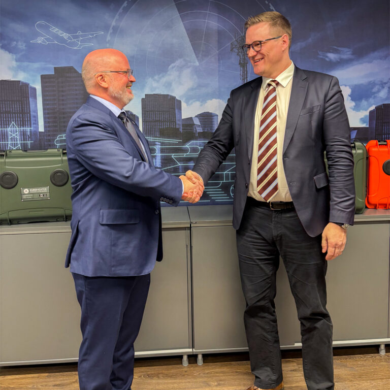 COO John Inge Øglænd from Euroheater shaking hands with Toni Piispa, Director of Authorities and Industry Branch in Millog