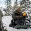 Mann monterer Euroheater og tar ut kontrollpaneler for feltbruk