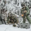 To soldater setter opp Euroheater – mobilt varmeutstyr i felt