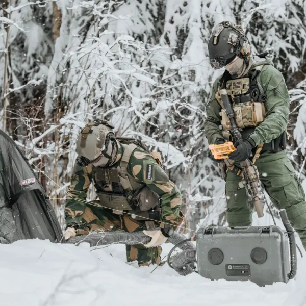 To soldater setter opp Euroheater – mobilt varmeutstyr i felt