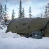 Euroheater taktisk varmesystem varmer opp grønt militærtelt i snødekt skog