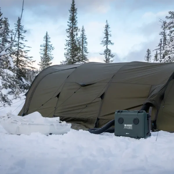 Euroheater taktisk varmesystem varmer opp grønt militærtelt i snødekt skog