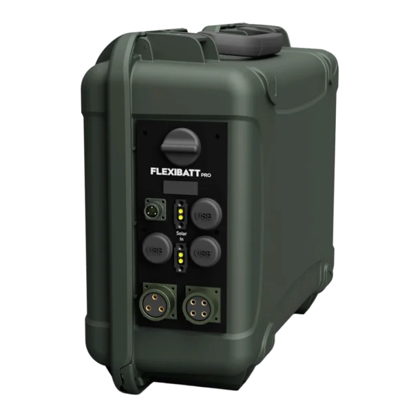 Nærbilde av Flexbatt Pro Mil-SPEC, et kraftig batteri plassert i en robust Nanuk-koffert. Bildet viser tydelige tilkoblingspunkter.