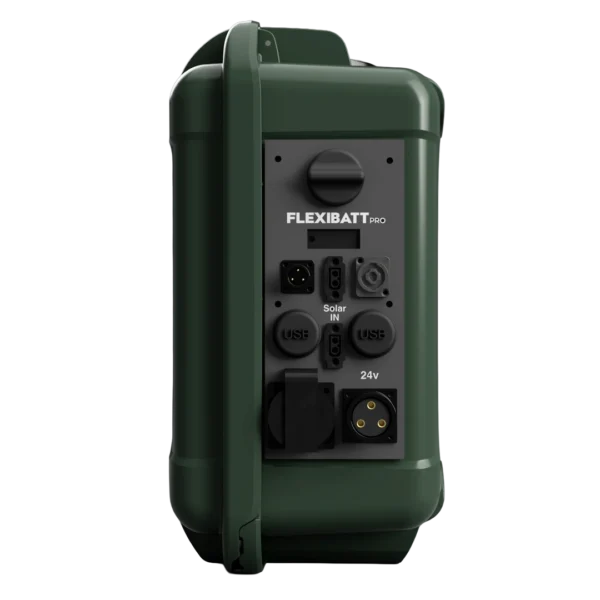 Nærbilde av Flexbatt Pro-Mil, et kraftig batteri plassert i en robust Nanuk-koffert. Bildet viser tydelige tilkoblingspunkter.